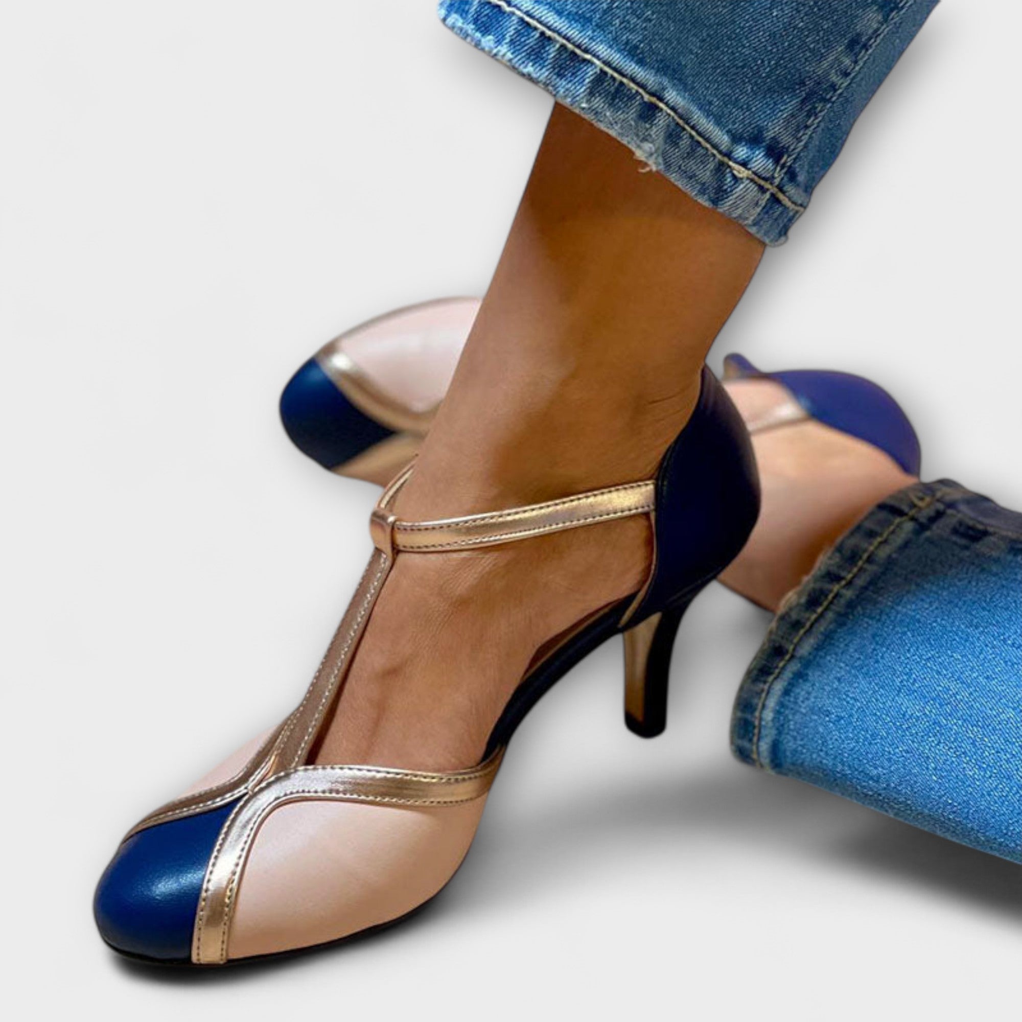 Alessia – Élégance à Deux Tons avec T-Strap