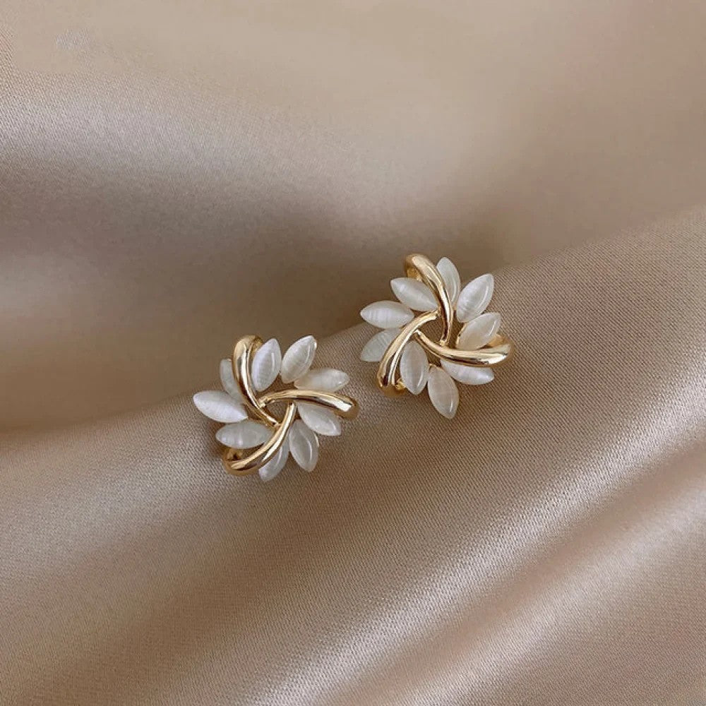 Boucles d'oreilles en or élégantes avec de magnifiques motifs floraux en opale