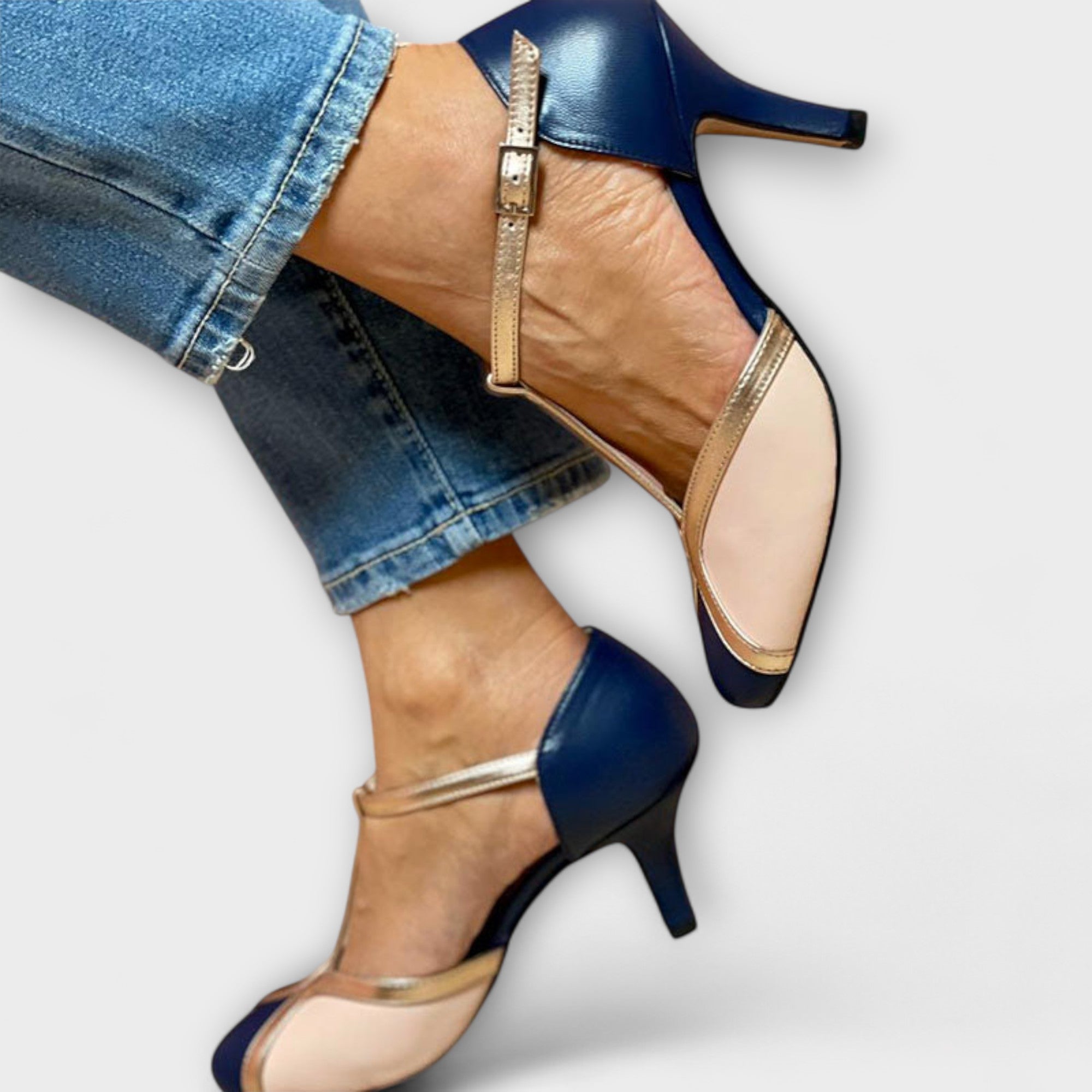 Alessia – Élégance à Deux Tons avec T-Strap